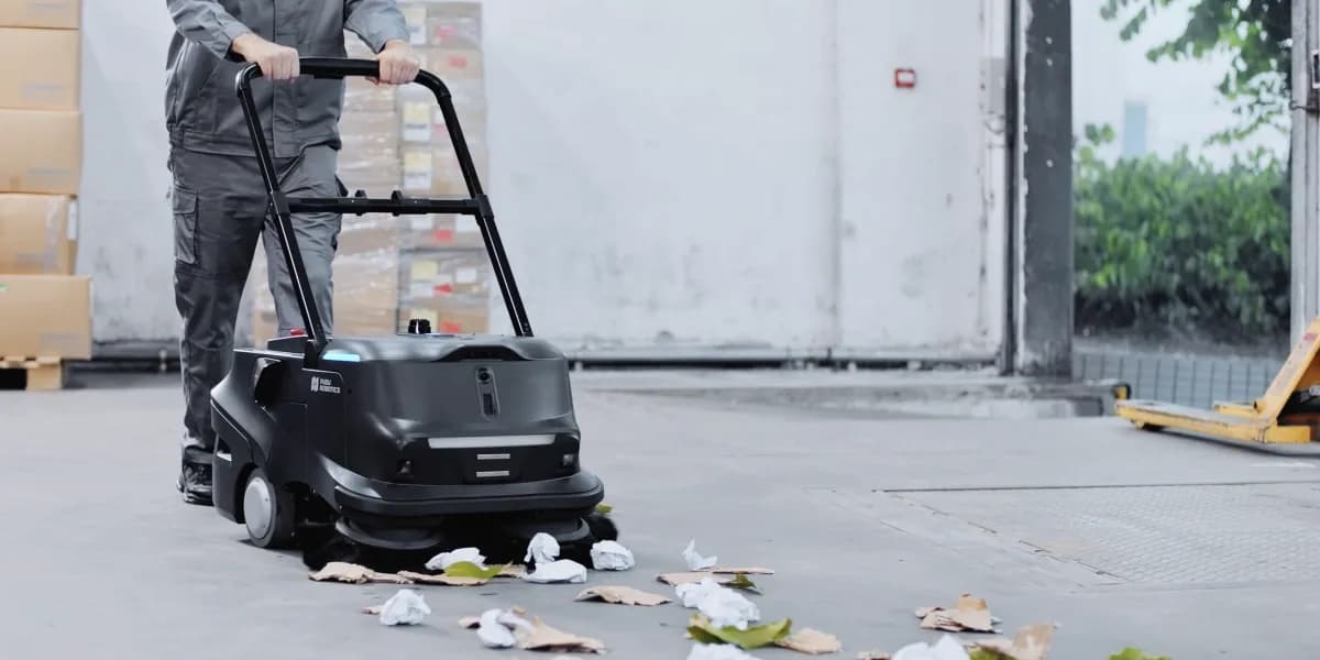 Depo girişinde yaprak ve kâğıt atığını süpüren Pudu MT1 süpürme robotu